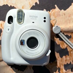 Instax Mini 11 Snow White Camera